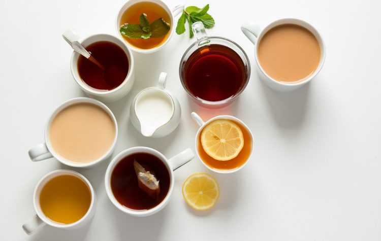 Comment le choix entre thé et café peut influencer la santé osseuse des femmes après 50 ans