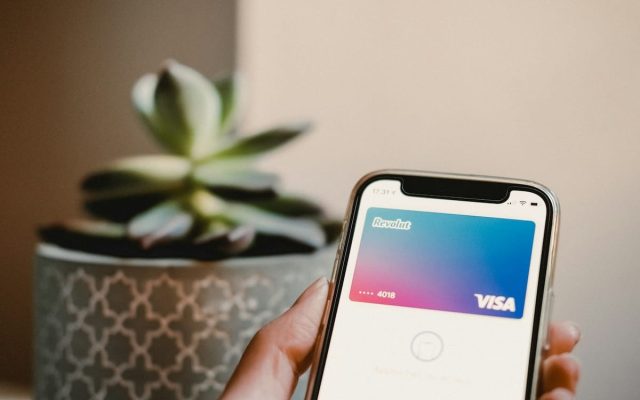 Augmentation des prix des cartes bancaires Revolut : quelles alternatives en France ?