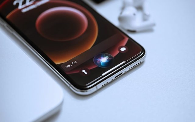 Apple Siri AI et le défi européen : l&rsquo;impact des nouvelles restrictions réglementaires sur l&rsquo;innovation